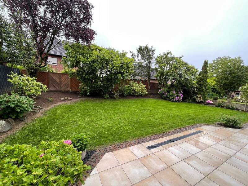 Gepflegter Garten mit Rasen und Pflanzflächen